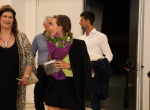 JELENA ĐOKOVIĆ SE POJAVILA U GRADU, otkrila je još jedan adut! Ovakvu je još nismo videli, pokazala je da i ovo može da nosi! (FOTO)