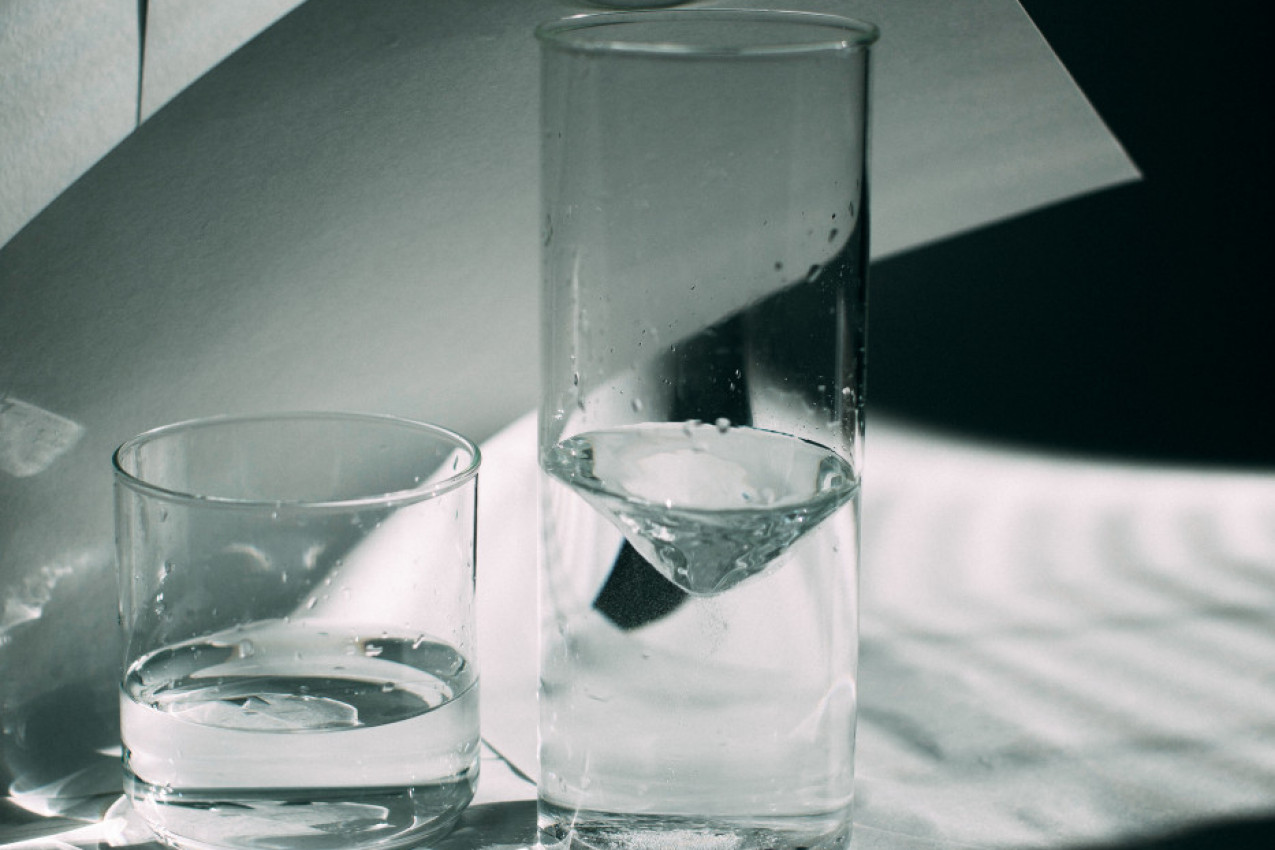 NIKADA NE PIJTE VODU IZ ČAŠA U HOTELSKOJ SOBI! Bivša turistička radnica otkrila je podatak koji sve ozbiljno zabrinjava