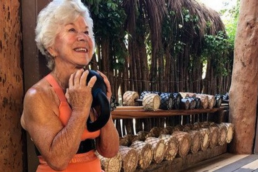 FITNES BAKA zapalila društvene mreže! Ima 76 godina i izgleda FANTASTIČNO u kupaćem kostimu! (FOTO)