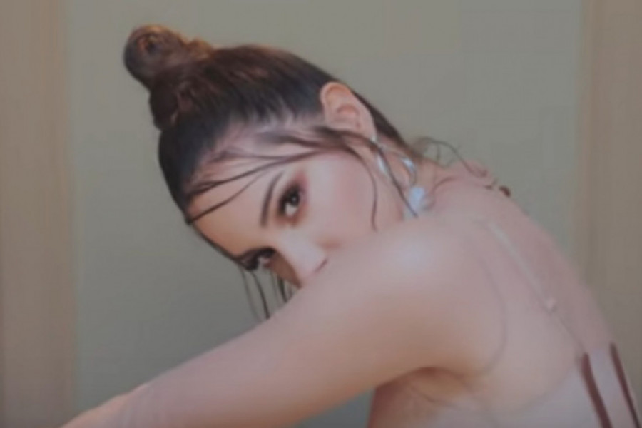 DRAMA NA NASTUPU SARE JO! Čuo se samo vrisak, a onda je shvatila šta joj se dogodilo sa rukom (FOTO)