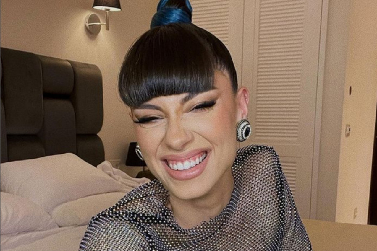 Sara Jo SA NOROM U KREVETU: Pevačica ne krije koliko je voli! (FOTO + VIDEO)