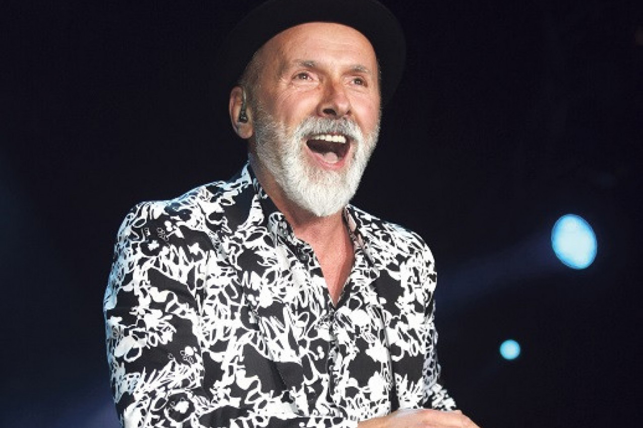 MERLIN SA ATRAKTIVNOM PLAVUŠOM, par se držao za ruke, svi su gledali samo u njih! Mlađa je 23 godine!