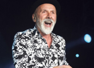 MERLIN SA ATRAKTIVNOM PLAVUŠOM, par se držao za ruke, svi su gledali samo u njih! Mlađa je 23 godine!