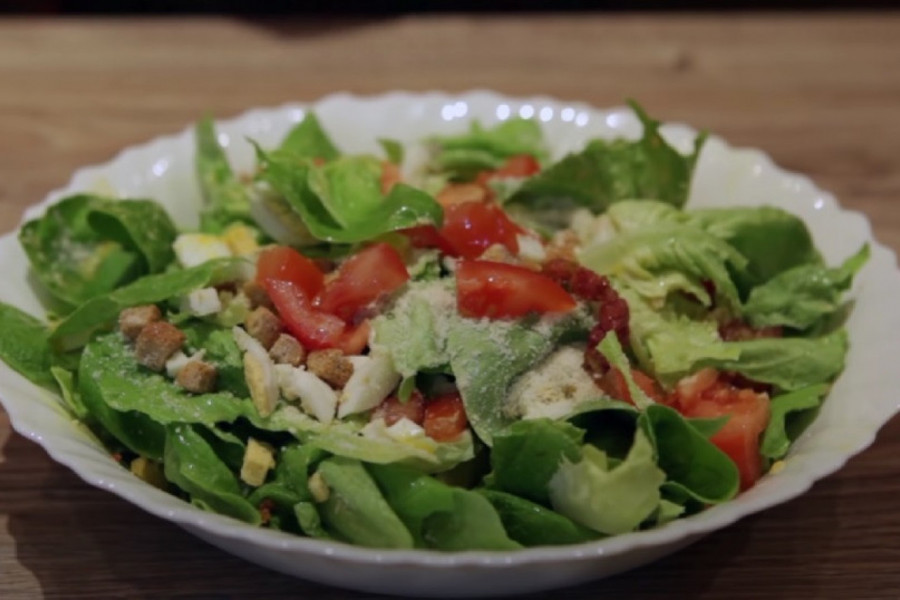 Recept za CEZAR SALATU: Lagani i zasitni obrok koji će ODUŠEVITI  i prave GURMANE!