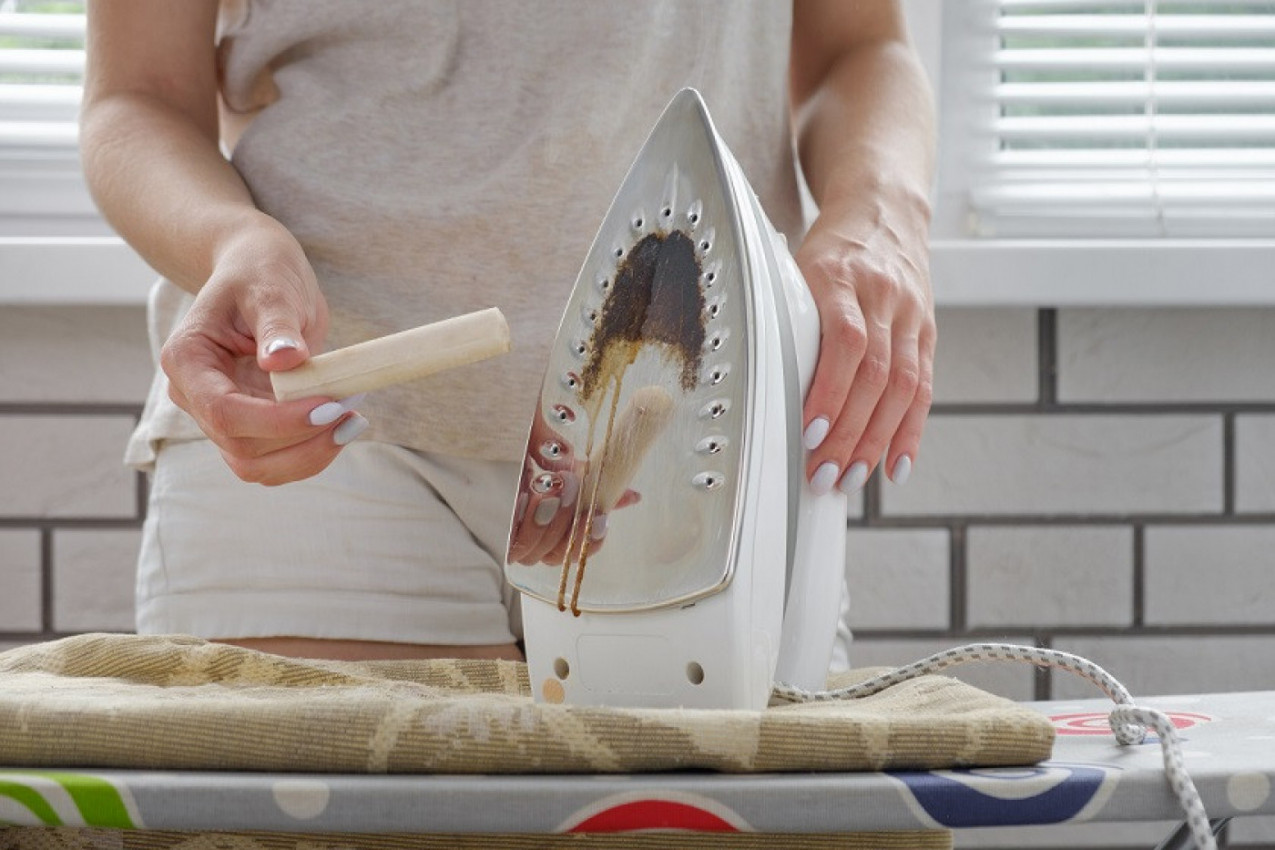 ZAGORELA VAM JE PEGLA? Ne očajavajte, pomoću jednog sastojka iz vašeg doma biće kao nova!