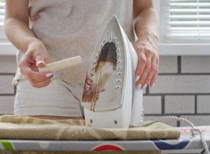 ZAGORELA VAM JE PEGLA? Ne očajavajte, pomoću jednog sastojka iz vašeg doma biće kao nova!