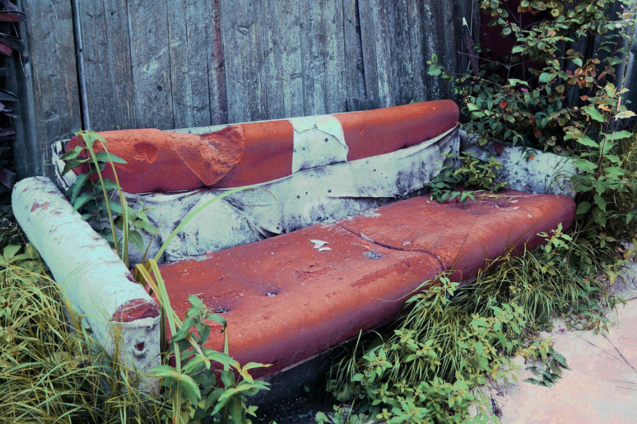 Dobila je sofu na poklon i na jastuku primetila GRBU! Počela je da urla i doziva sina, PRAVI je ŠOK ŠTA JE OTKRILA!