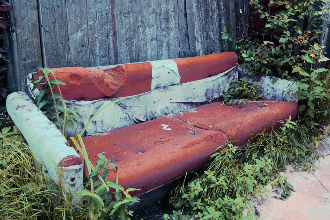 Dobila je sofu na poklon i na jastuku primetila GRBU! Počela je da urla i doziva sina, PRAVI je ŠOK ŠTA JE OTKRILA!