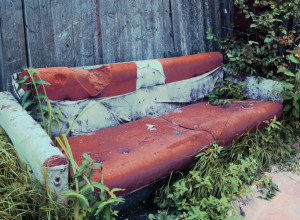 Dobila je sofu na poklon i na jastuku primetila GRBU! Počela je da urla i doziva sina, PRAVI je ŠOK ŠTA JE OTKRILA!