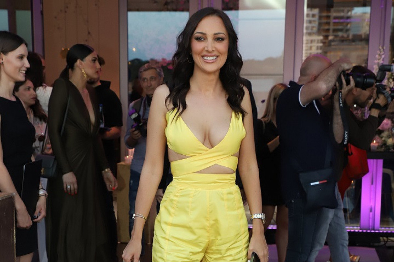 DOK JE MUŽ PREKO BARE: Aleksandra Prijović obnažena u krevetu sa zgodnim manekenom (VIDEO)