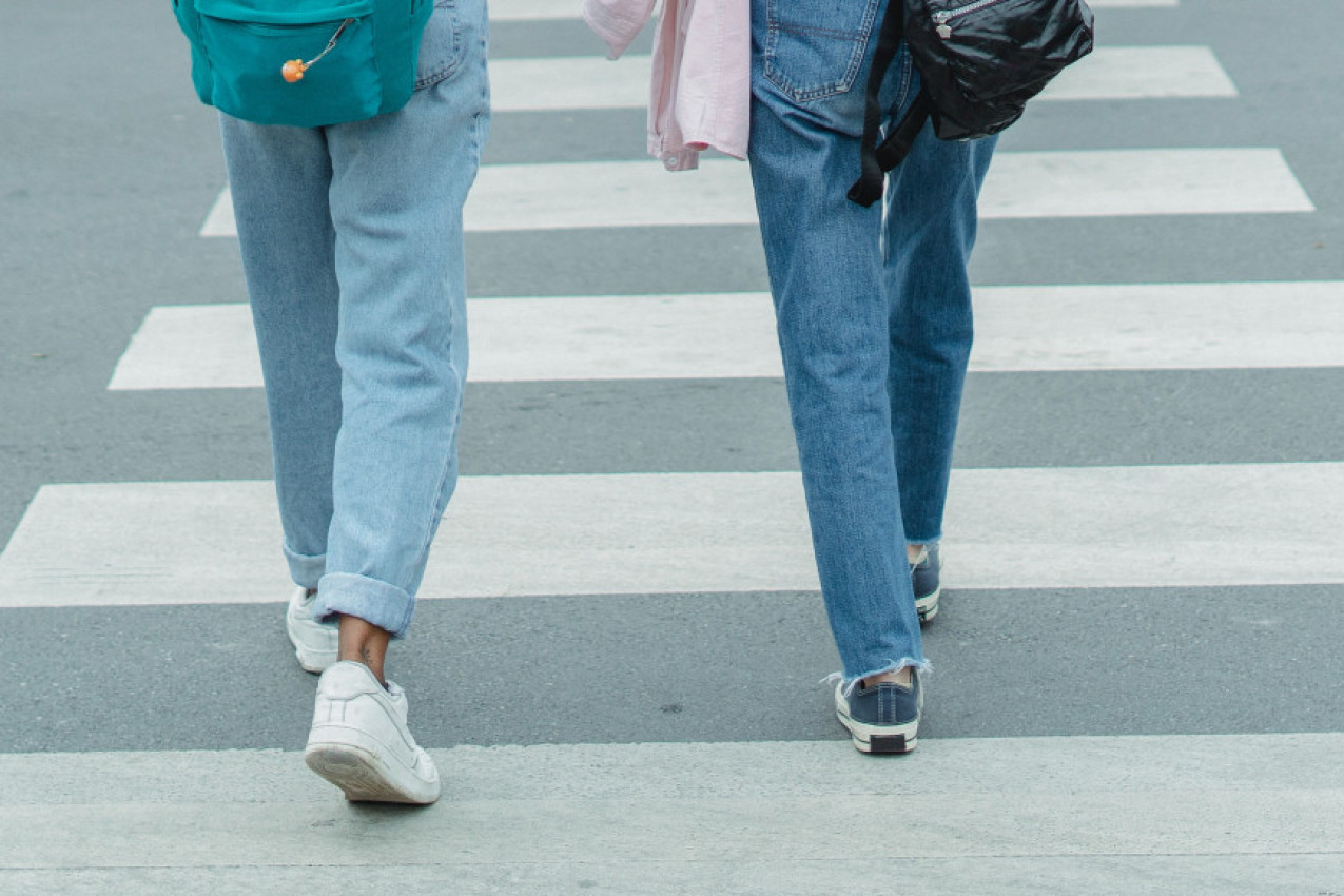 FARMERKE ŠIROKE U STRUKU? Nikakav problem, evo rešenja (VIDEO)