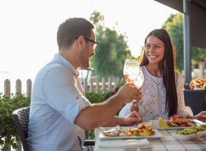 Nikako NE KONZUMIRAJTE ovu hranu na PRVOM SASTANKU! Sprečite bruku!