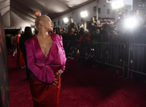 CRNA ŽENO, ŠTA TI JE TO MEĐU NOGAMA? Poznata pevačica ZGRANULA JAVNOST svojim najnovijim scenskim izdanjem!