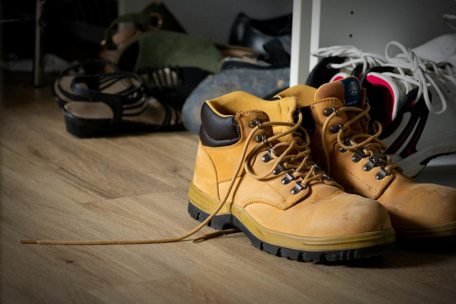 KAKO UKLONITI OŠTEĆENJA SA OBUĆE: Uz samo jedan sastojak koji svakodnevno koristimo vratite cipelama stari sjaj (VIDEO)