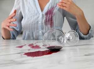 Kako ukloniti fleke od CRNOG VINA? 4 jednostavna trika za spas omiljenih komada garderobe