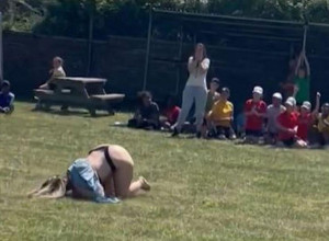 Najveća NOĆNA MORA svakog deteta: Blam ove majke pamtiće svi, pred celom školom je pala, ali to nije NAJGORE (VIDEO)