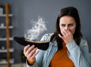 Tri sastojka iz kuće REŠAVAJU NEPRIJATAN MIRIS U VAŠIM PATIKAMA! Dovoljna je samo jedna noć!