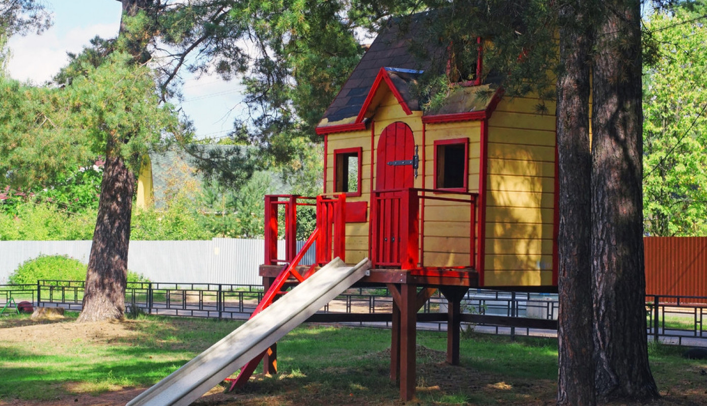 Napravite kućicu na drvetu u dvorištu: Korak po korak do idealnog kutka za vašu decu!