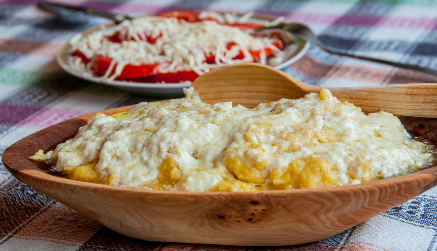 Da li ste ikada dodali ovaj sastojak kačamaku? Ono što mu se tada dogodi POTPUNO ĆE VAS RASPAMETITI!