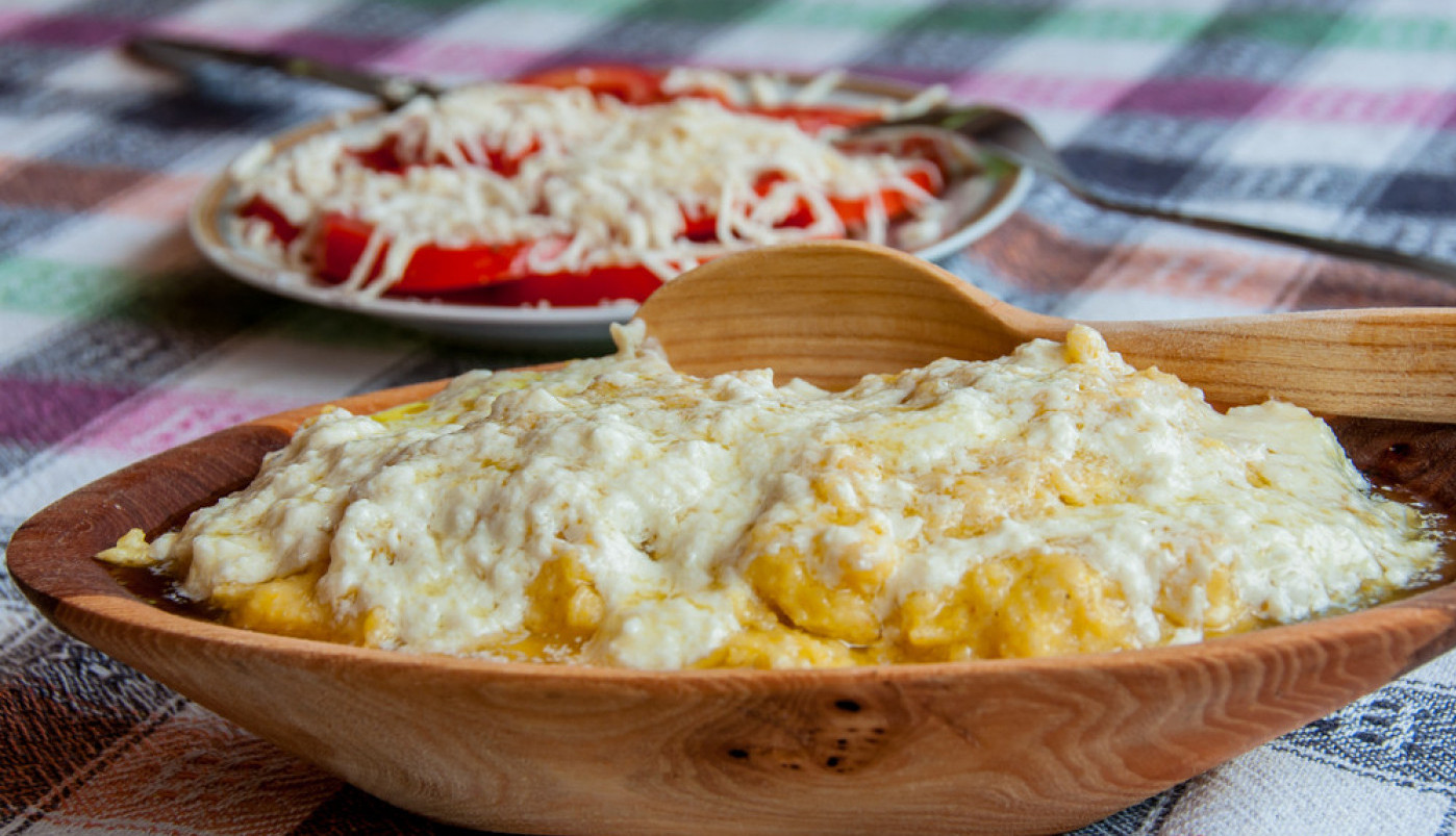 Da li ste ikada dodali ovaj sastojak kačamaku? Ono što mu se tada dogodi POTPUNO ĆE VAS RASPAMETITI!