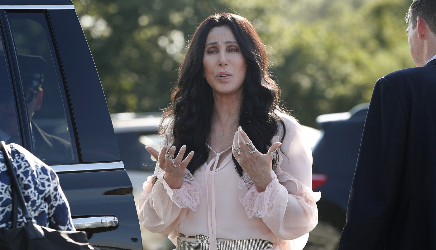 Šer se pojavila u javnosti i zaprepastila sve redom! Evo kako izgleda u 77. godini jedna od najvećih muzičkih zvezda ikada! (FOTO)