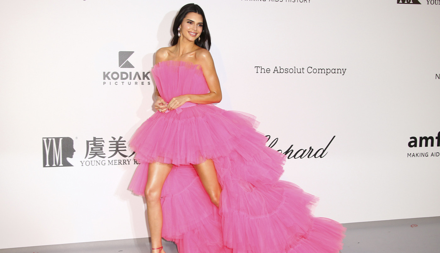 POTPUNO GOLA NA LEŽALJCI! Rijaliti zvezdu uhvatili paparaci, raskinula s dečkom pa celom svetu pokazala zadnjicu, a i sve ostalo! (FOTO)