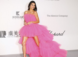 POTPUNO GOLA NA LEŽALJCI! Rijaliti zvezdu uhvatili paparaci, raskinula s dečkom pa celom svetu pokazala zadnjicu, a i sve ostalo! (FOTO)