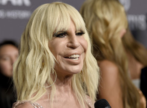 Zavisnica od plastičnih operacija se pojavila na plaži, LJUDI UŽASNUTI! Donatela Versaće u 67. godini u bikiniju, sve visi: ŠTA JE TO URADILA S KOŽOM?! (FOTO)