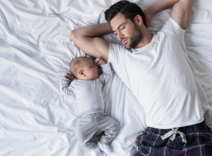 Majka je izašla, a on je ostao sam sa bebom koja je neprestano vrištala! TATA JE UČINIO URNEBESNU STVAR, korisnici interneta u transu!