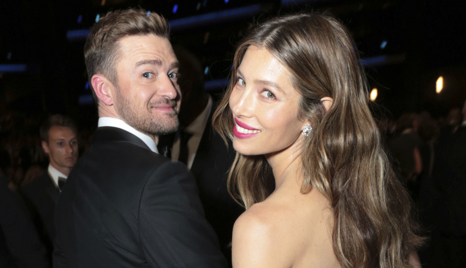 OBUKAO SE KAO ŽENA, široke strukirane pantalone i šarena košuljica! Nekada najpoželjniji muškarac ZAPREPASTIO stajlingom u Parizu! (FOTO)