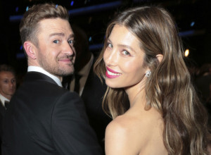 OBUKAO SE KAO ŽENA, široke strukirane pantalone i šarena košuljica! Nekada najpoželjniji muškarac ZAPREPASTIO stajlingom u Parizu! (FOTO)