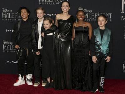 Na crvenom tepihu isključivo je u društvu dece 