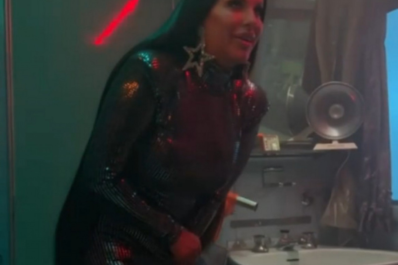 SEKO, ŠTA TO RADIŠ?! Fanovi u šoku, pevačica zavukla ruku u gaće, pa počela da se OTKOPČAVA, a evo šta je tražila "tamo dole"! (VIDEO)