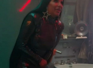 SEKO, ŠTA TO RADIŠ?! Fanovi u šoku, pevačica zavukla ruku u gaće, pa počela da se OTKOPČAVA, a evo šta je tražila "tamo dole"! (VIDEO)