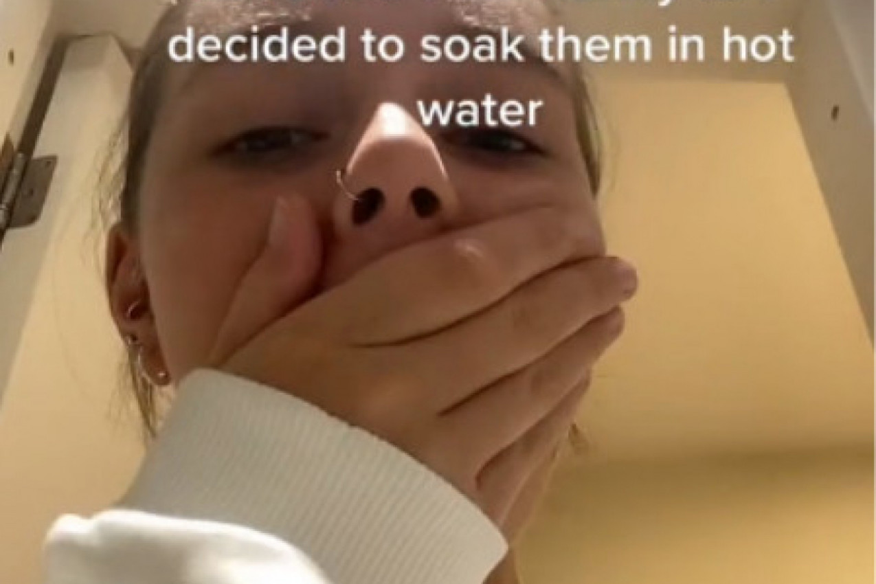 Potopila je u vodu nove farmerke, a onda je usledio ŠOK! Od onog što je IZLAZILO IZ NJIH pripalo joj je muka!