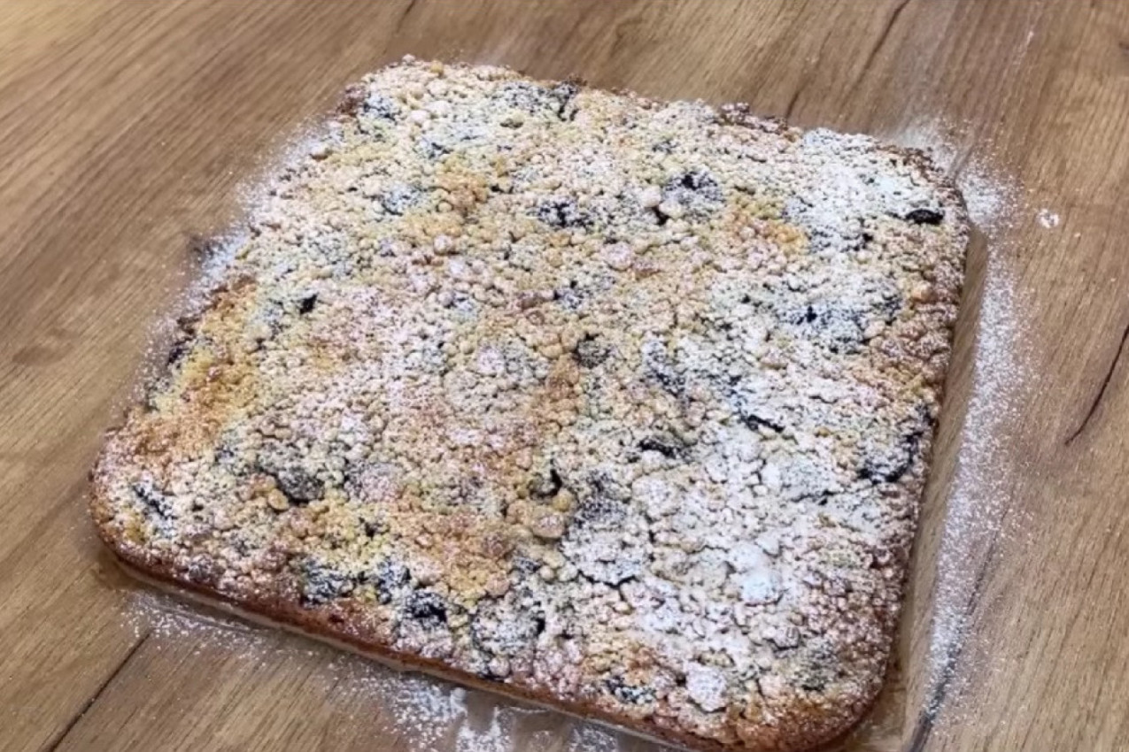 Recept za LAŽNU LENJU PITU SA TREŠNJAMA: Slatkiš koji ćete smazati za SEKUNDU!