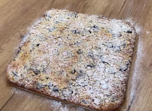 Recept za LAŽNU LENJU PITU SA TREŠNJAMA: Slatkiš koji ćete smazati za SEKUNDU!