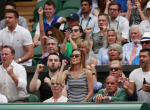 GORI NA VIMBLDONU! Na tribinama svi gledaju samo u NJIH!