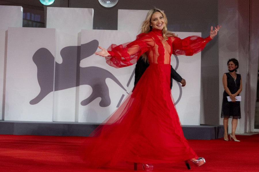 POPULARNU GLUMICU NAPALI ZBOG SLIKE SA ĆERKOM: Jedan detalj napravio je HAOS, evo i zašto je to uradila detetu!(FOTO)