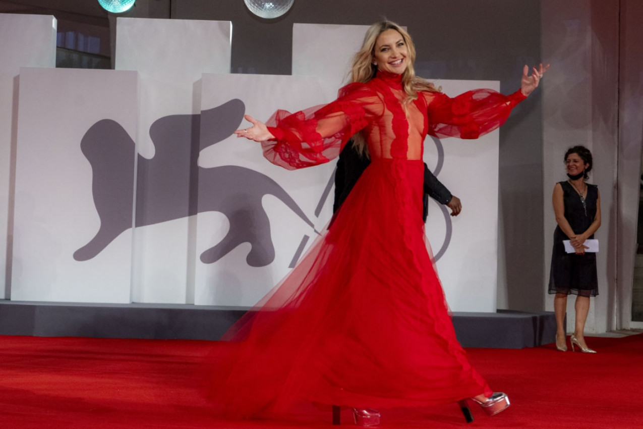 POPULARNU GLUMICU NAPALI ZBOG SLIKE SA ĆERKOM: Jedan detalj napravio je HAOS, evo i zašto je to uradila detetu!(FOTO)