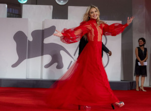 POPULARNU GLUMICU NAPALI ZBOG SLIKE SA ĆERKOM: Jedan detalj napravio je HAOS, evo i zašto je to uradila detetu!(FOTO)