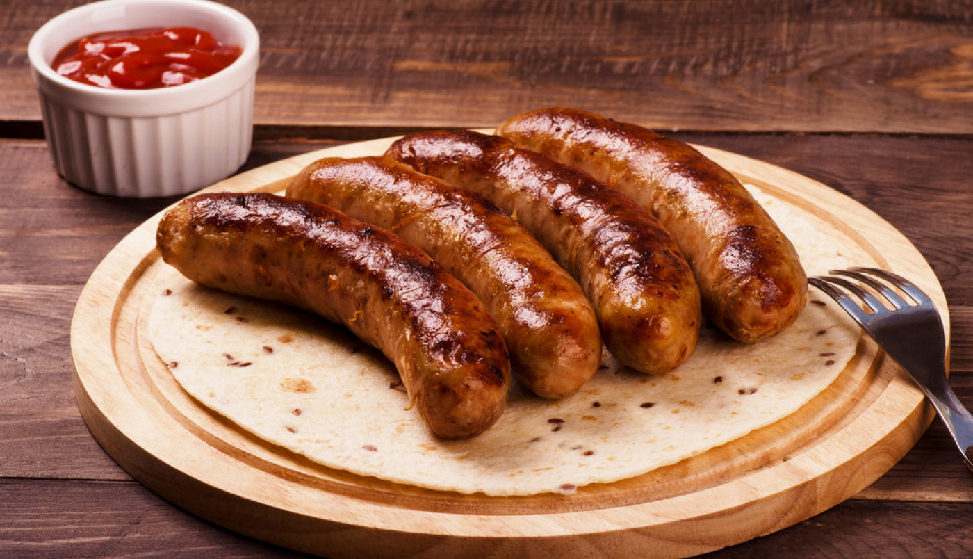 LJUBITELJ STE UKUSNIH KOBASICA SA ROŠTILJA? Ovo morate da znate pre nego što odlučite da ih ponovo konzumirate!