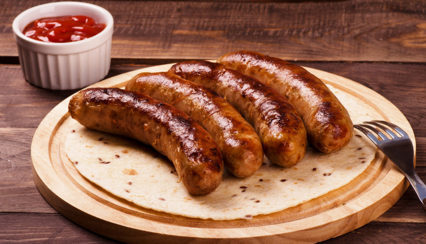 LJUBITELJ STE UKUSNIH KOBASICA SA ROŠTILJA? Ovo morate da znate pre nego što odlučite da ih ponovo konzumirate!