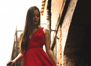 Zašto muškarci padaju na CRVENU BOJU? Naučnici su sve otkrili!