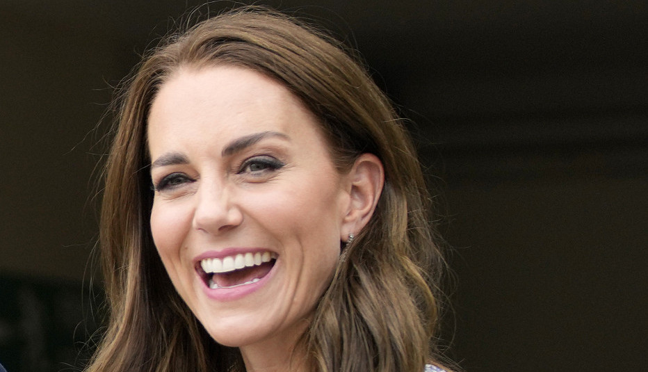 ISKOPIRAJTE PRINCEZU! Evo kako se Kejt Midlton oblači na nezvaničnom putovanju! (FOTO)