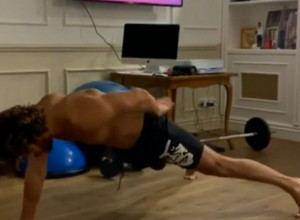 SAMO ZA ŽENSKE OČI! Vrelije ne može, razgolićeni glumac u akciji, da li ga prepoznajete?