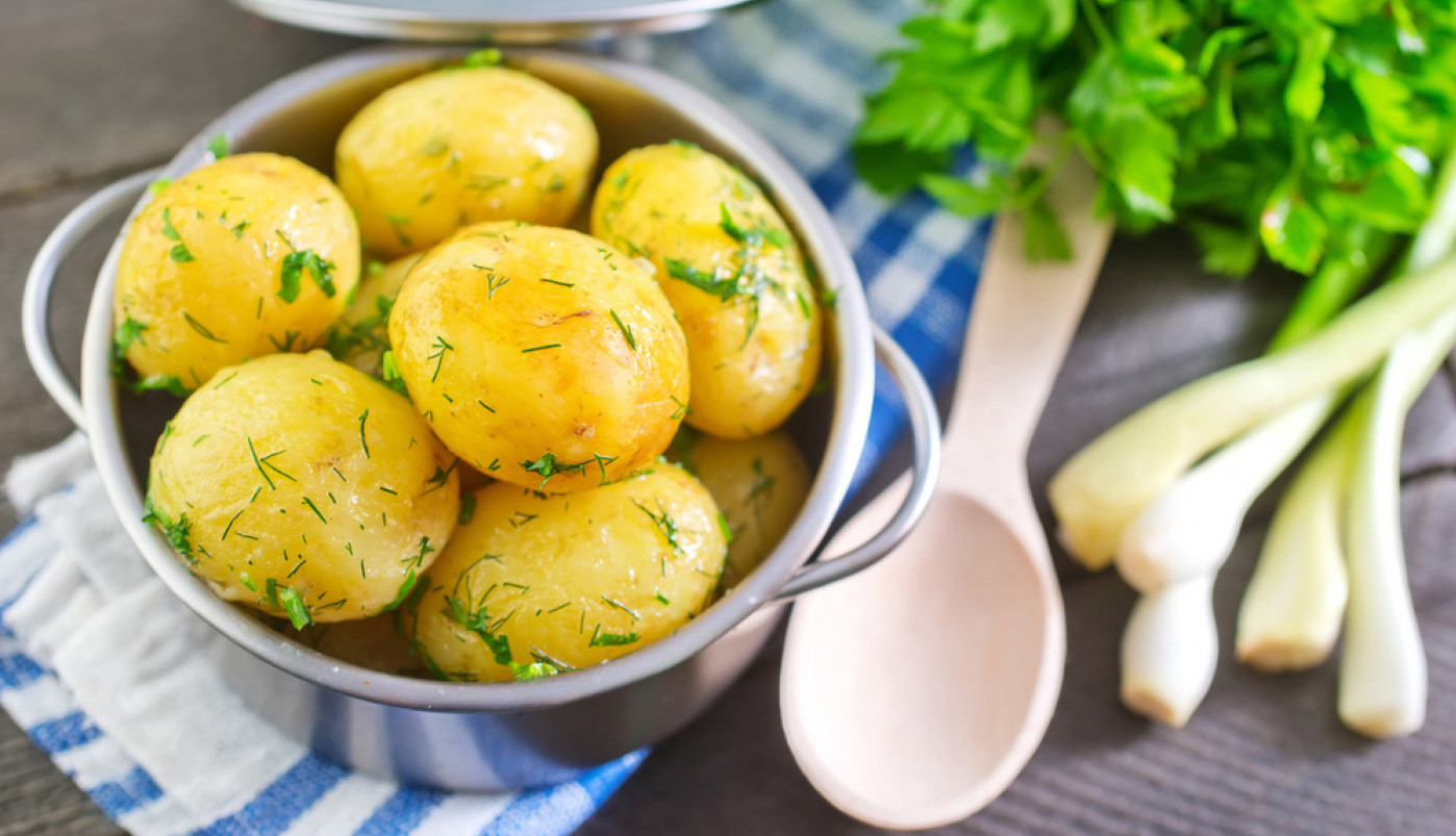 Zašto treba da koristite SIRĆE KAD KUVATE KROMPIR? Ovo možda niste znali!