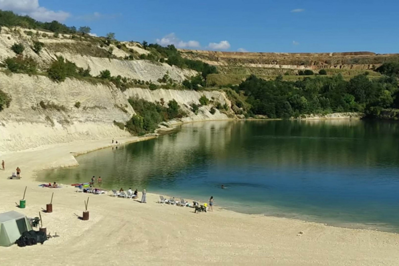 BISERNI RAJ U SRCU SRBIJE za one koji ne znaju gde na LETOVANJE za malo novca? Fasciniraće vas šta se krije iza nastanka ovog jezera!