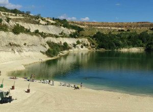 BISERNI RAJ U SRCU SRBIJE za one koji ne znaju gde na LETOVANJE za malo novca? Fasciniraće vas šta se krije iza nastanka ovog jezera!