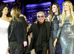 Mima Karadžić nije jedini! Pogledajte kako izgleda devojka ROBERTA KAVALIJA KOJI IMA 80 GODINA!